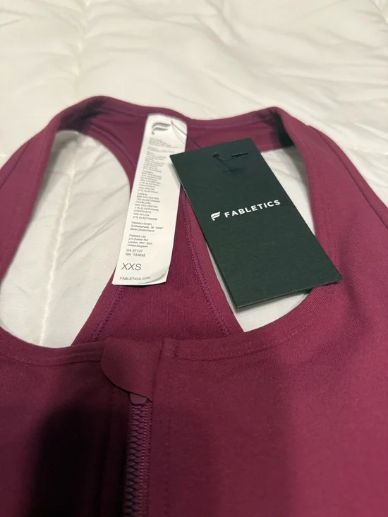 NWT Fabletics Front-Zip Sports Bra in Berry Plum - Picture 2 of 5